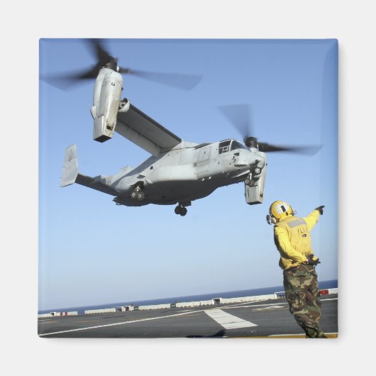 Ein MV-22 Osprey startet von der USS Nassau Magnet (Vorne)