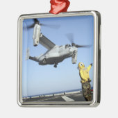 Ein MV-22 Osprey startet von der USS Nassau Silbernes Ornament (Links)