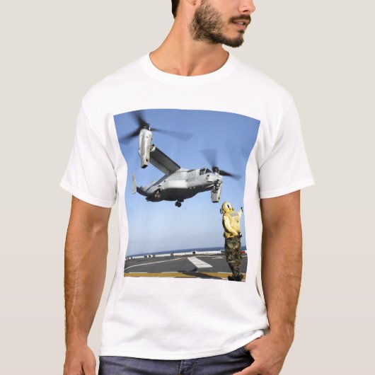 Ein MV-22 Osprey startet von der USS Nassau T-Shirt (Vorderseite)