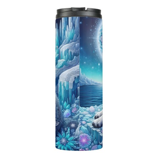 Ein mystischer Wolf im Winterwunderland Thermosbecher (Rückseite)