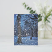Ein nächtlicher Spaziergang durch den Winterschnee Postkarte (Stehend Vorderseite)