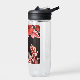 Ein nahes Foto eines Stoffes mit einem Blumenapp Trinkflasche