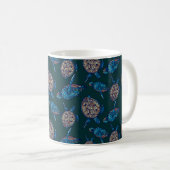 Ein nahtloses Muster auf dunklem Hintergrund. keuc Kaffeetasse (VorderseiteRechts)
