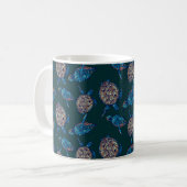 Ein nahtloses Muster auf dunklem Hintergrund. keuc Kaffeetasse (Vorderseite Links)