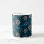 Ein nahtloses Muster auf dunklem Hintergrund. keuc Kaffeetasse (Mittel)