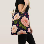 Ein nahtloses Muster mit rosa Rosen auf einem dunk Tasche (Von Nahem)