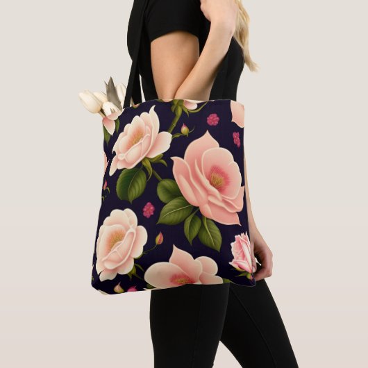 Ein nahtloses Muster mit rosa Rosen auf einem dunk Tasche (Von Nahem)