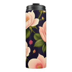 Ein nahtloses Muster mit rosa Rosen auf einem dunk Thermosbecher