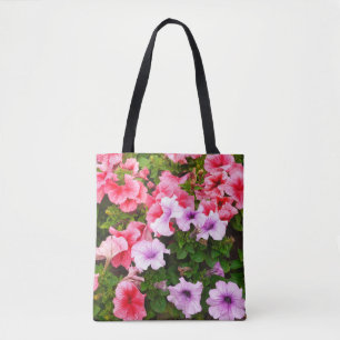 Ein Naturfoto ist eine schöne Petunienblume. Plan Tasche