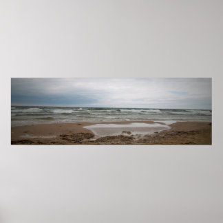 Ein nebeliger Tag am Strand Poster