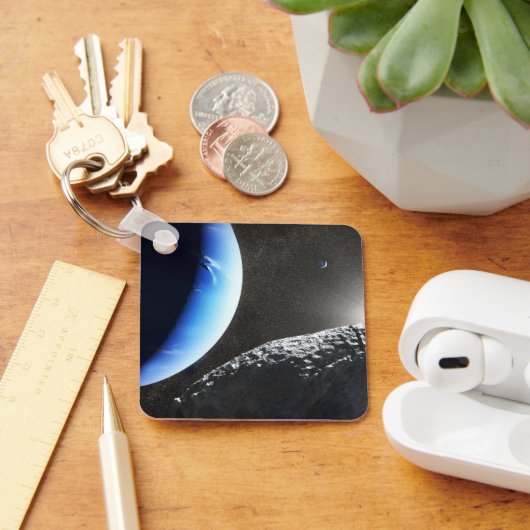 Ein Neptun ist ein winziges Mondlager. Schlüsselanhänger (Schreibtisch)