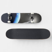 Ein Neptun ist ein winziges Mondlager. Skateboard (Horizontal)