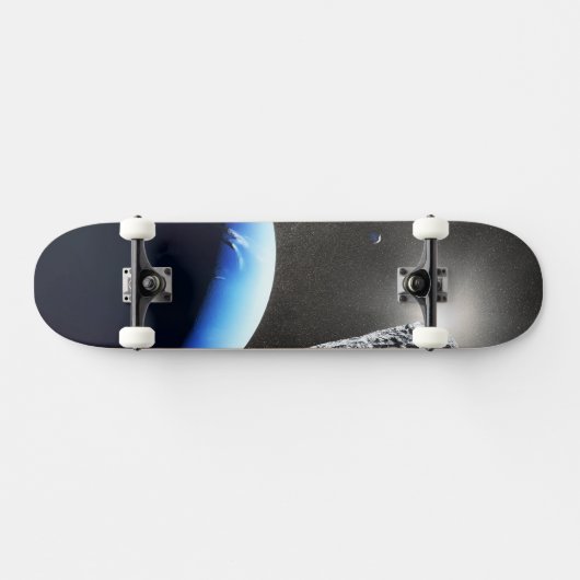 Ein Neptun ist ein winziges Mondlager. Skateboard (Horizontal)