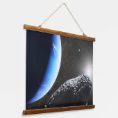 Ein Neptun ist ein winziges Mondlager. Wandteppich Mit Holzrahmen (Gewinkelt)
