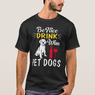 ein netter Begleithund für einen Drink T-Shirt