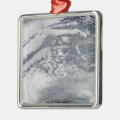 Ein Netz von Wolken über dem Pazifik Silbernes Ornament (Links)