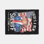 Ein neuer Sheriff in der Stadt, Cowboy Trump 2024 Fleecedecke (Vorderseite (Horizontal))