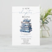 Ein neues Kapitel fängt Blue Bow Books Baby Shower Einladung (Stehend Vorderseite)