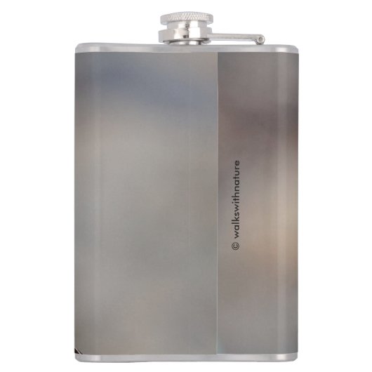 Ein neugieriger Savannah Sparrow Flachmann (Rückseite)