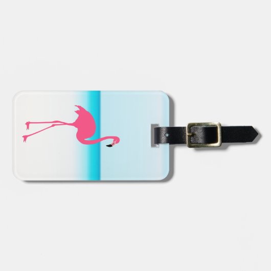 Ein niedlich rosa Flamingo am Strand Gepäckanhänger (Vorderseite horizontal)