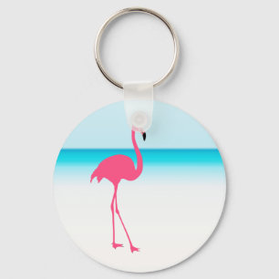 Ein niedlich rosa Flamingo am Strand Schlüsselanhänger