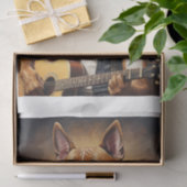 Ein niedlicher Boxerhund spielt Gitarre in seinem Seidenpapier (Geschenk)