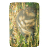 Ein Niedlicher Capybara-Traum im Sommer Badematte (Vorderseite Vertikal)