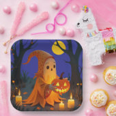 Ein Niedlicher Geist, der einen Kürbis in die Welt Pappteller (Party)