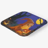 Ein Niedlicher Geist, der einen Kürbis in die Welt Pappteller (Gewinkelt)