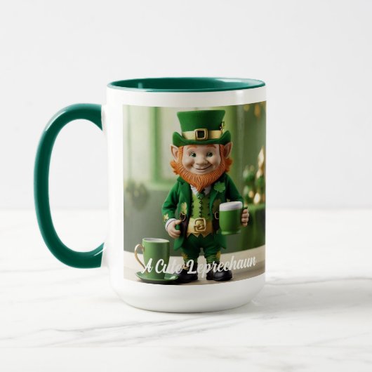Ein Niedlicher Leprechaun, der eine Tasse des grün (Links)