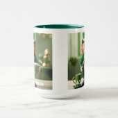 Ein Niedlicher Leprechaun, der eine Tasse des grün (Zentrum)