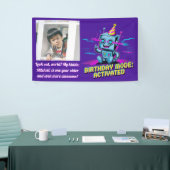 Ein Niedlicher Roboter, der zum Geburtstag aktivie Banner (Messeveranstaltung)