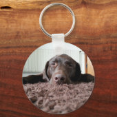 ein niedlicher Schokolade Labrador Welpe schlafen Schlüsselanhänger (Vorderseite)