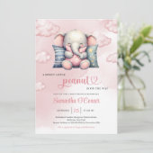 Ein niedlicher, süßer kleiner Erdnuss-Elefant auf Einladung (Stehend Vorderseite)