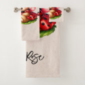 Ein Niedlicher Teddybär, verkleidet wie ein Ladybu Badhandtuch Set (Insitu)