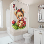 Ein Niedlicher Teddybär, verkleidet wie ein Ladybu Duschvorhang (Beispiel)