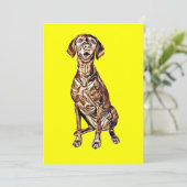 Ein niedlicher Vizsla Hund sitzt und freut sich au Einladung (Stehend Vorderseite)