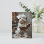Ein Niedlicher weißer Hund, der ein Buch liest Postkarte (Stehend Vorderseite)