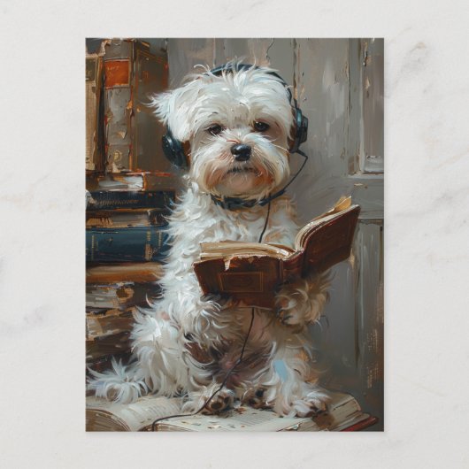 Ein Niedlicher weißer Hund, der ein Buch liest Postkarte (Vorderseite)