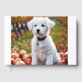 Ein niedlicher, weißer Welpe sitzt Gästebuch (Vorderseite)