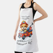 Ein niedlicher Welpenfeuerwehrmann treibt einen Kl Schürze (InSitu)