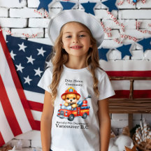 Ein niedlicher Welpenfeuerwehrmann treibt einen Kl