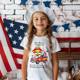 Ein niedlicher Welpenfeuerwehrmann treibt einen Kl T-Shirt