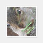 Ein Niedliches Eichhörnchen mit Peanut zum Geburts Serviette (Vorderseite)