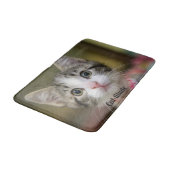 Ein niedliches Kätzchen mit grünen Augen Badematte (Schrägansicht)