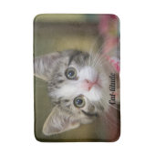 Ein niedliches Kätzchen mit grünen Augen Badematte (Vorderseite Vertikal)