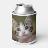 Ein niedliches Kätzchen mit grünen Augen Dosenkühler (Kanne Vorderseite)