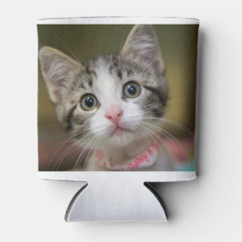 Ein niedliches Kätzchen mit grünen Augen Dosenkühler