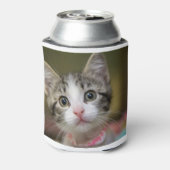 Ein niedliches Kätzchen mit grünen Augen Dosenkühler (Kanne Rückseite)