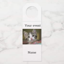 Ein niedliches Kätzchen mit grünen Augen Flaschenanhänger